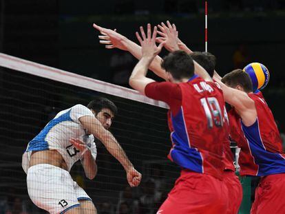 Ezequiel Palacios remata una pelota en el triunfo de Argentina ante Rusia en voleibol.