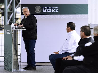 El director de la CFE, Manuel Bartlett, habla en un evento en Coahuila, en octubre de 2020.