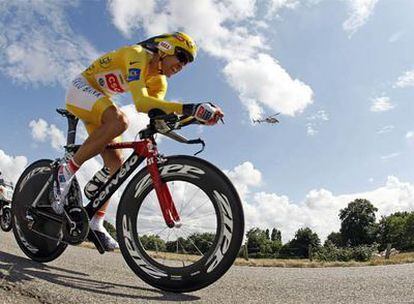 Carlos Sastre, ayer durante la contrarreloj que sentenció su triunfo en el Tour de Francia.