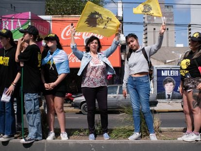 Simpatizantes de Javier Milei reunidos en Lomas de Zamora, en el Gran Buenos Aires.