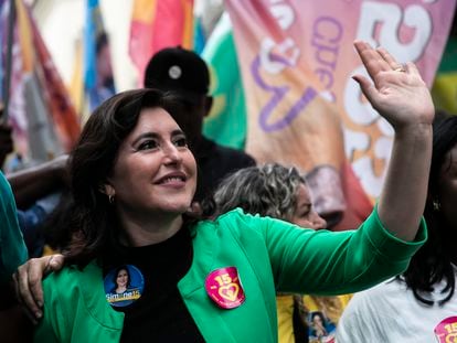 La candidata presidencial del Movimiento Democrático, Simone Tebet, saluda durante un mitin de campaña en Río de Janeiro, el 22 de septiembre de 2022.