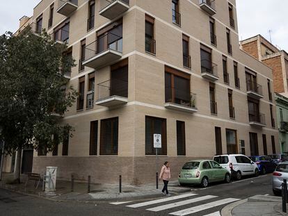 Edificio de viviendas en la calle Dega Bahí, en Barcelona, uno de los dos primeros construidos con licencia del 30%.