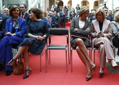 Desde la izquierda, la presidenta de la Asamblea de Madrid, Paloma Adrados; la vicepresidenta del Gobierno, Soraya Sáenz de Santamaría; la ministra de Defensa, María Dolores de Cospedal, y la delegada del Gobierno, Concepción Dancausa.