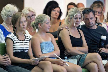 Residentes noruegos asisten al acto religioso celebrado ayer en La Vila Joiosa.