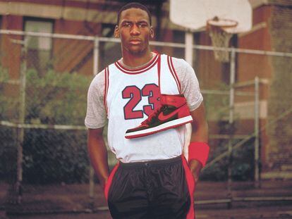 Michael Jordan posando con la Air Jordan 1 en una imagen del documental 'Unbanned: The Legend of AJ1'.