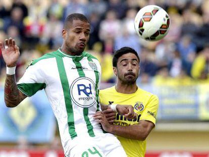 Jaume Costa lucha por un balón con Bebé.