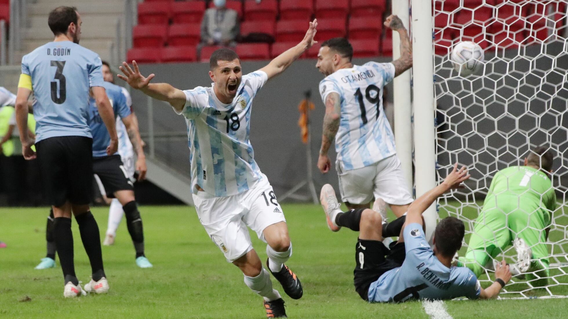 ¿Quién hizo los goles en el partido Argentina Uruguay
