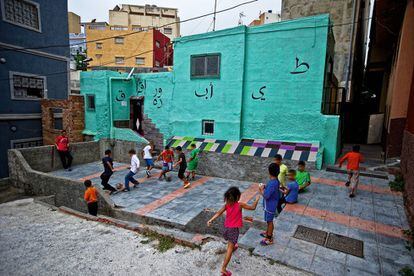 Niños jugando en una plazuela. Según el Ayuntamiento, “entre 2014 y 2020 la barriada será objeto de inversiones por valor de 20 millones de euros para su regeneración urbana”.