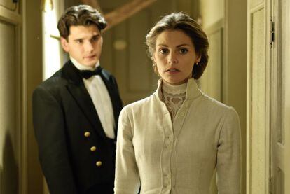 Yon González y Amaia Salamanca, en la segunda temporada de 'Gran Hotel'