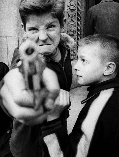 'Gun', una foto que William Klein tomó en una calle de Nueva York en 1954.