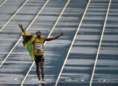 Bolt celebra su victoria en los 100m lisos.
