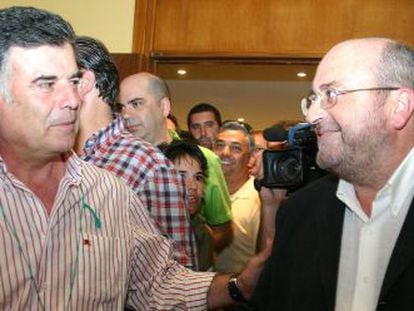 El diputado a Cortes y exconsejero de Empleo José Antonio Viera (izquierda) saluda en 2004 al diputado andaluz José Caballos. 