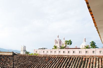 Situado en la zona más angosta del valle del Cauca, al igual que muchos municipios colombianos, en Buga destaca la arquitectura colonial. Uno de sus principales reclamos es la basílica del Señor de los Milagros, a donde acuden periódicamente colombianos de todas partes. En su interior, protegido detrás de un vidrio blindado, un Cristo moreno de poco más de un metro y medio pende de un crucifijo rico en joyas.