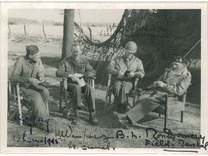 23 de marzo de 1945, antes de cruzar el Rhin. El mariscal Montgomery (derecha), con los generales Ridgeway, Simpson y Dempsey.