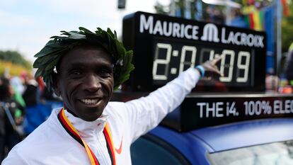Eliud Kipchoge celebra su récord del mundo en la maratón de Berlín este domingo.