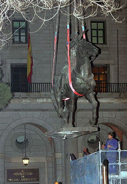 La estatua de Franco, levantada del pedestal por una grúa a la 1.55 de hoy.