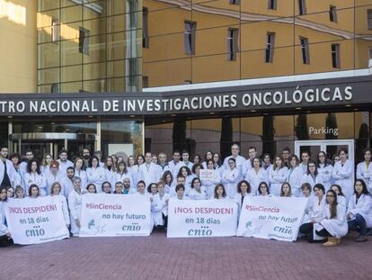 Trabajadores del Centro Nacional de Investigaciones Oncol&oacute;gicas, en Madrid, el martes.