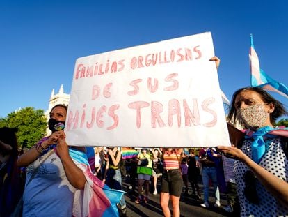 Dos mujeres durante una manifestación del colectivo trans, en Madrid, el 28 de junio de 2021.