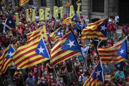Decenas de miles de personas llenan esta tarde las calles de Barcelona de Pau Claris y Via Laietana, en la manifestación por la Diada, el día nacional de Cataluña, que han organizado la Assemblea Nacional Catalana (ANC), Òmium Cultural y la Asociación de Municipios por la Independencia (AMI).