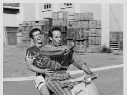 Stephen Boyd y Charlton Heston en los estudios Cinecittà, durante el rodaje de 'Ben-Hur' en 1959.