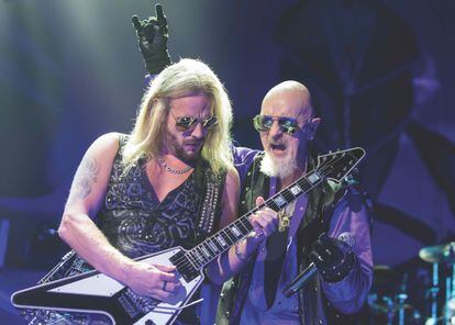 Rob Halford (a la derecha) junto a Richie Faulkner en un concierto de Judas Priest en el Toyota Arena de Ontario, Californa, el 29 de junio de 2019.