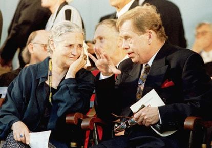 El presidente de la República Checa, Václav Hável, habla con la escritora Doris Lessing durante la ceremonia de nombramiento de Havel doctor honoris causa en la Universidadde Harvard.