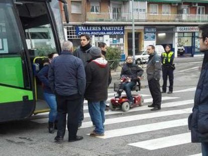 Imagen del momento en que El Langui impide el paso del autobús.