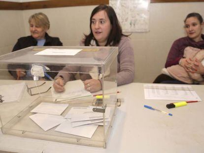 Mesa electoral en El Gorriaga (Navarra), este domingo.