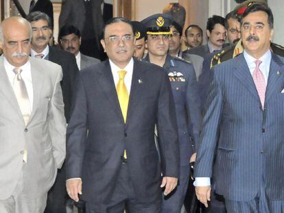 Guilani (d) junto al presidente de Pakist&aacute;n Asif Al&iacute; Zardari (c). 