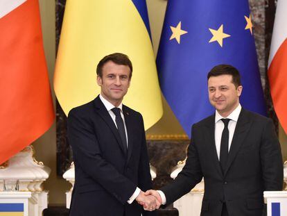 El presidente de Francia, Emmanuel Macron (izquierda), con el presidente de Ucrania, Volodímir Zelenski, el pasado 8 de febrero en Kiev.