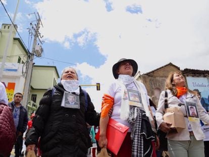 Buscadoras de personas desaparecidas marchan en Pasto, Colombia.