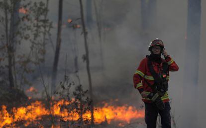  Unos 700 bomberos, 222 vehículos y siete aeronaves trabajan en la extinción del incendio que azota la región de Alvaiazere.  
