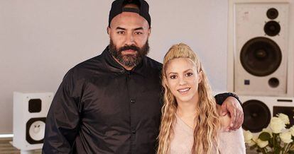 Shakira junto a Ebro Darden.