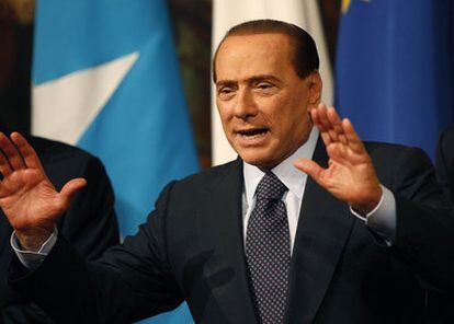 El primer ministro italiano, Silvio Berlusconi, durante una reunión con el primer ministro de Somalia