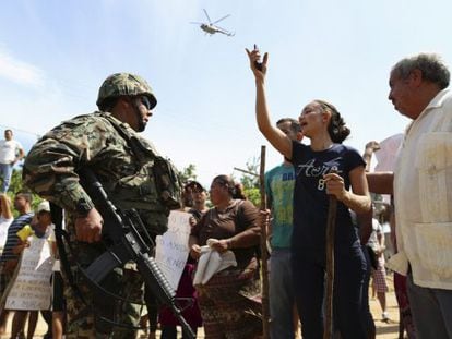 Una mujer discute con un militar en un protesta para pedir la liberaci&oacute;n de Mireles. 