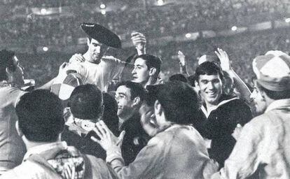Iribar surt carregat a coll tot i perdre la Copa del 1966 contra el Saragossa.