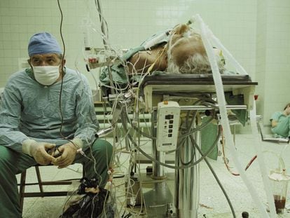Imagen real del cirujano Zbigniew Religa en 1987 en un fotograma de 'Dioses'.