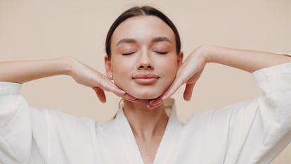 Los expertos en yoga facial indican que sus beneficios son múltiples para los músculos del rostro y el bienestar general. GETTY IMAGES.