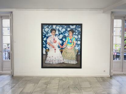 Morimura aparece doblemente en algunos de sus trabajos de la exposición, como en 'Diálogo conmigo mismo'. que lo muestra duplicado en dos Fridas Kahlo.