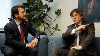 El presidente de la Generalitat, Pere Aragonès, con el expresidente catalán Carles Puigdemont, en Bruselas.