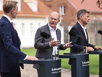 El canciller alemán, Olaf Scholz, (en el centro), junto a los ministros de Finanzas, Christian Lindner, (izquierda) y  Economía, Robert Habeck, durante la presentación del paquete de medidas.