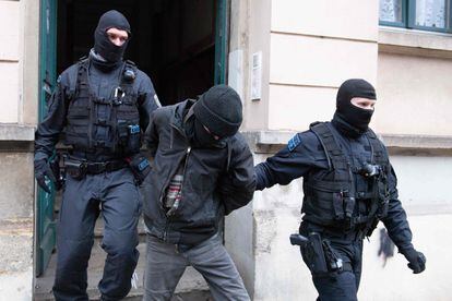Dos policías custodian a un detenido en Dresde sospechoso de planificar un atentado contra el primer ministro de Sajonia, Michael Kretschmer, este miércoles. 