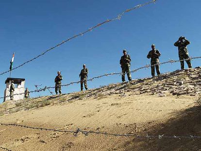 Soldados indios vigilan la frontera con Pakistán cerca de Ranjitpura, en el Estado de Rajastán.