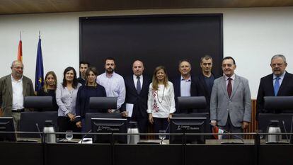 Miembros de la Plataforma por la Honestidad y diputados de la oposición este martes.