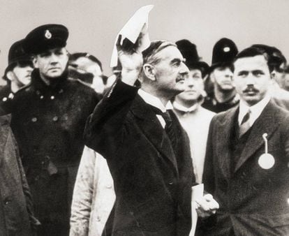 Chamberlain muestra en Londres el Pacto de Múnich tras la firma. 