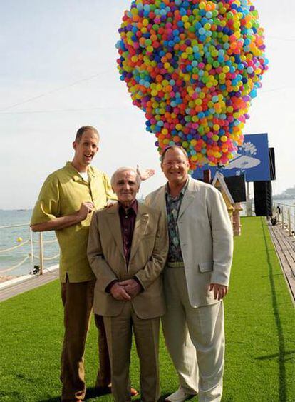 De izquierda a derecha, el director de <i>Up,</i> Pete Docter; Charles Aznavour, doblador en Francia del filme, y el productor John Lasseter, en Cannes.