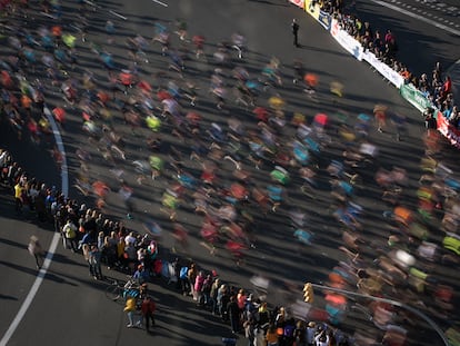 Vista alzada de la salida del maratón de Barcelona en plaza de España, la edición pasada.