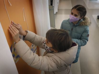 Ànnia y Martina colgando estrellas en el Hospital Infantil Vall d'Hebron