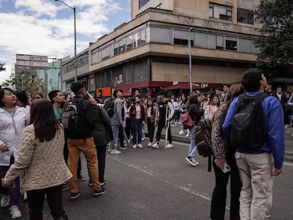 Ciudadanos salen a las calles por un temblor registrado en Bogotá, el 17 de agosto de 2023.