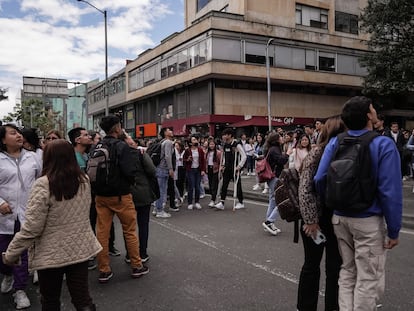 Ciudadanos salen a las calles por un temblor registrado en Bogotá, en una imagen de archivo.